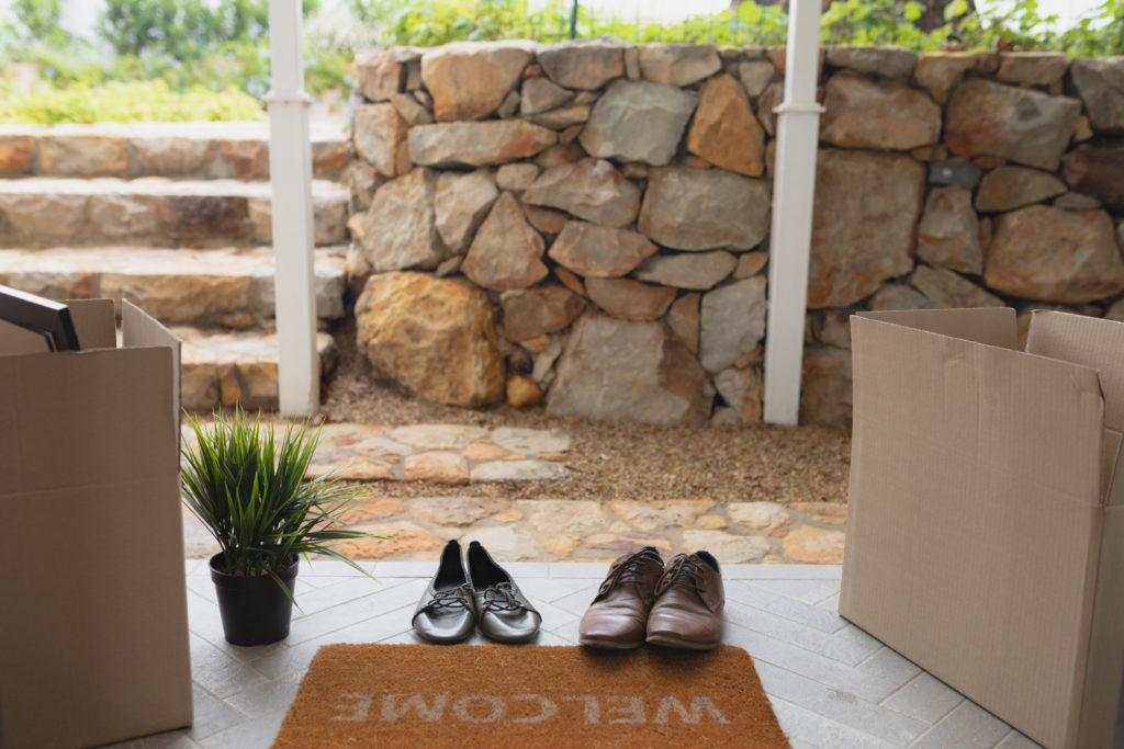 Faut-il demander aux invités d’enlever leurs chaussures ?