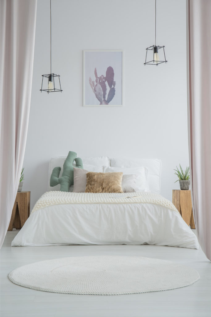 Tapis rond au pied du lit